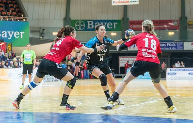 Jenny Karolius (Leverkusen 14) und Kim Berndt (Leverkusen 18) blocken den Angriff von Karolina Kudlacz-Gloc (Bietigheim 14) beim Spiel Bayer 04 Leverkusen vs. SG BBM Bietigheim, Handball, Damen, 1. Bundesliga, 18.02.2018 Leverkusen Copyright: xEIBNER MarioxHommesx EP_MHS