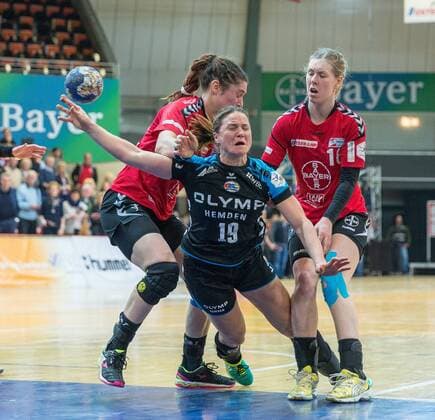Anne Loerper (Bietigheim 19) springt in den Kreis und wirft nachdem sie Jenny Karolius (Leverkusen 14) und Kim Berndt (Leverkusen 18) ausgespielt hat beim Spiel Bayer 04 Leverkusen vs. SG BBM Bietigheim, Handball, Damen, 1. Bundesliga, 18.02.2018 Leverkusen Copyright: xEIBNER MarioxHommesx EP_MHS