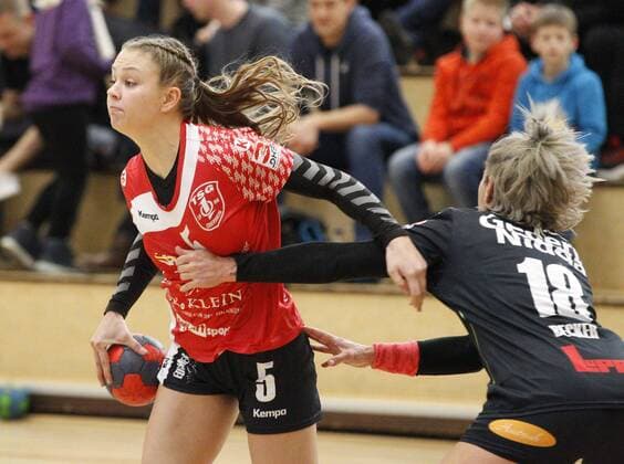 Deutschland - Hattersheim - 18.02.2018 Handball - Hessen - 3. Liga West - Damen Saison 2017 2018 TSG Eddersheim (rot) - HSG Gedern Nidda (schwarz) v.l. Alexandra Flebbe (Eddersheim), Johanna Becker (Nidda) TSG Eddersheim - HSG Gedern Nidda