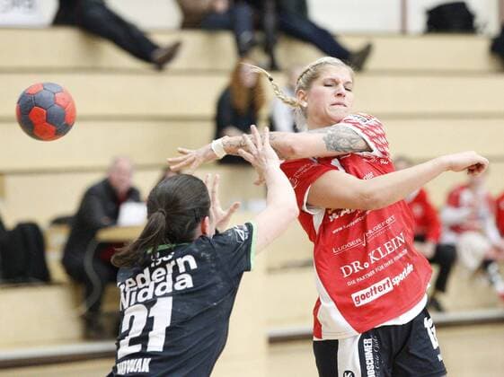 Deutschland - Hattersheim - 18.02.2018 Handball - Hessen - 3. Liga West - Damen Saison 2017 2018 TSG Eddersheim (rot) - HSG Gedern Nidda (schwarz) v.l. Leonie Nowak (Nidda), Stefanie Güter (Eddersheim) TSG Eddersheim - HSG Gedern Nidda