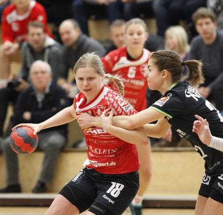 Deutschland - Hattersheim - 18.02.2018 Handball - Hessen - 3. Liga West - Damen Saison 2017 2018 TSG Eddersheim (rot) - HSG Gedern Nidda (schwarz) v.l. Julia Krämer (Eddersheim), Kirsten Schindler (Nidda) TSG Eddersheim - HSG Gedern Nidda
