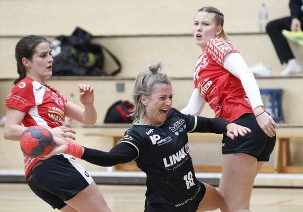 Deutschland - Hattersheim - 18.02.2018 Handball - Hessen - 3. Liga West - Damen Saison 2017 2018 TSG Eddersheim (rot) - HSG Gedern Nidda (schwarz) v.l. Hanna-Aylin Özer (Eddersheim), Johanna Becker (Nidda), Lea Müller (Eddersheim) TSG Eddersheim - HSG Gedern Nidda