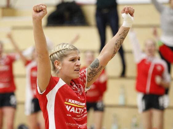 Deutschland - Hattersheim - 18.02.2018 Handball - Hessen - 3. Liga West - Damen Saison 2017 2018 TSG Eddersheim (rot) - HSG Gedern Nidda (schwarz) v.l. Stefanie Güter (Eddersheim) TSG Eddersheim - HSG Gedern Nidda