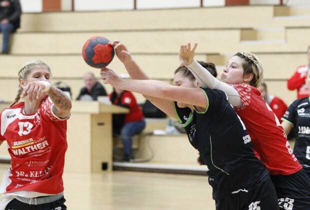 Deutschland - Hattersheim - 18.02.2018 Handball - Hessen - 3. Liga West - Damen Saison 2017 2018 TSG Eddersheim (rot) - HSG Gedern Nidda (schwarz) v.l. Stefanie Güter (Eddersheim), Jessica Schmeißer (Nidda), Lena Thoß (Eddersheim) TSG Eddersheim - HSG Gedern Nidda