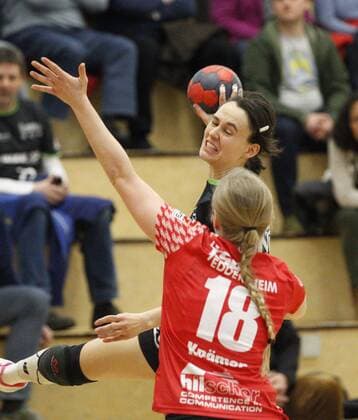 Deutschland - Hattersheim - 18.02.2018 Handball - Hessen - 3. Liga West - Damen Saison 2017 2018 TSG Eddersheim (rot) - HSG Gedern Nidda (schwarz) v.l. Stefanie Thiele (Nidda), Julia Krämer (Eddersheim) TSG Eddersheim - HSG Gedern Nidda