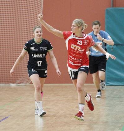 Deutschland - Hattersheim - 18.02.2018 Handball - Hessen - 3. Liga West - Damen Saison 2017 2018 TSG Eddersheim (rot) - HSG Gedern Nidda (schwarz) v.l. Stefanie Güter (Eddersheim) TSG Eddersheim - HSG Gedern Nidda