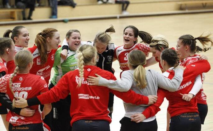 Deutschland - Hattersheim - 18.02.2018 Handball - Hessen - 3. Liga West - Damen Saison 2017 2018 TSG Eddersheim (rot) - HSG Gedern Nidda (schwarz) v.l. Jubel bei der TSG Eddersheim TSG Eddersheim - HSG Gedern Nidda