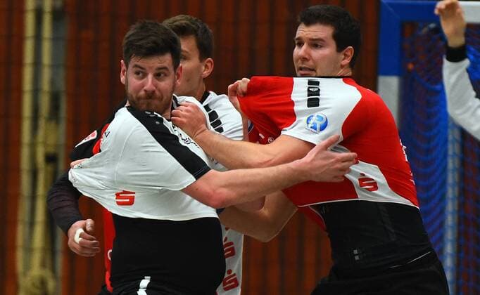 18.02.2018, xpsx, Handball 3.Liga, HSG Hanau - GSV Eintracht Baunatal v.l. Niklas Plümacher (Baunatal), Hannes Geist (Hanau), Phil Räbiger (Baunatal) Hanau Hessen Deutschland