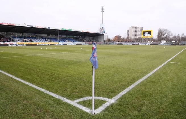 Kiel, 17.02.2018, Holstein Stadion, Fussball, 2.Bundesliga, 23.Spieltag , KSV Holstein Kiel vs. FC Erzgebirge Aue 2:2 (2:2) , Im Bild; Eckfahne, Ecke, Fahne, Logo, Holstein Kiel ,