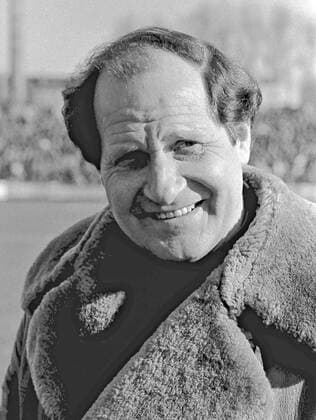 Aus 2. BL Nord Saison 1976 1977 VfL Osnabrück (dunkles Adidas Trikot) gegen Bayer Uerdingen 2:1 am 26.02.1977 an der Bremer Brücke in Osnabrück. Im Foto: Bayer Uerdingen Trainer Klaus Quinkert