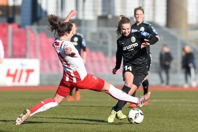 v.li. Julia Arnold (1. FC Köln, 31), Jackie Groenen (FFC Frankfurt, 14), Zweikampf, Duell, duel, tackle, Aktion, Action, Fussball, Allianz Frauen-Bundesliga, 1. FC Köln - 1. FFC Frankfurt,