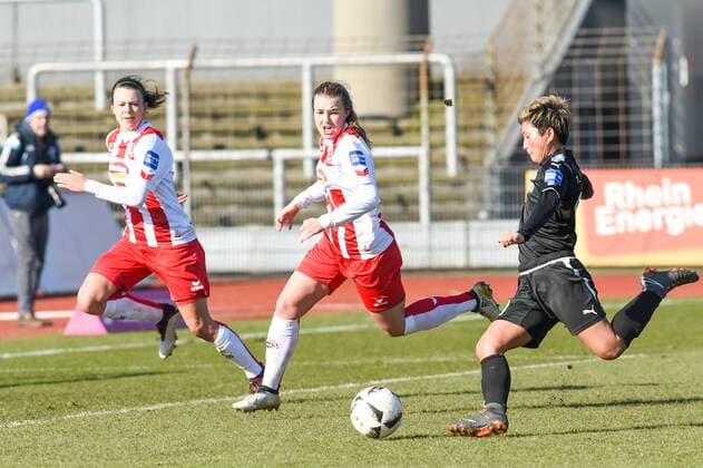 v.li. Meikayla Moore (1. FC Köln, 15), Ann Kathrin Vinken (1. FC Köln), Kumi Yokoyama (FFC Frankfurt, 10), Dreikampf, Duell, duel, tackle, Aktion, Action, Fussball, Allianz Frauen-Bundesliga, 1. FC Köln - 1. FFC Frankfurt,