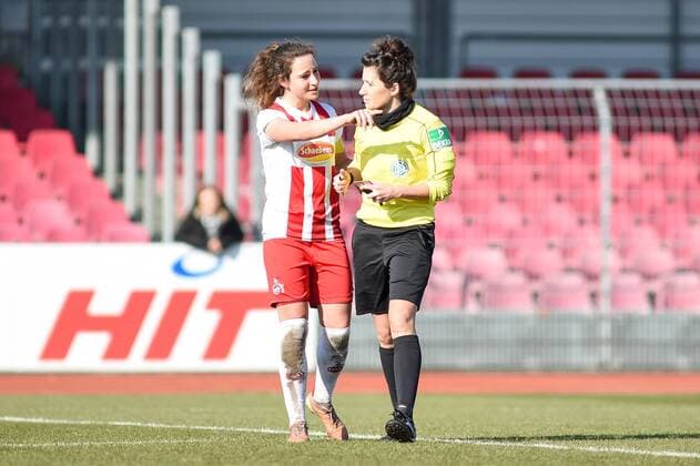 v.li. Julia Arnold (1. FC Köln, 31) beschwert sich bei Sandra Stolz (Pritzwalk), reklamiert, beschweren, meckern, Aktion, action,, Fussball, Allianz Frauen-Bundesliga, 1. FC Köln - 1. FFC Frankfurt,