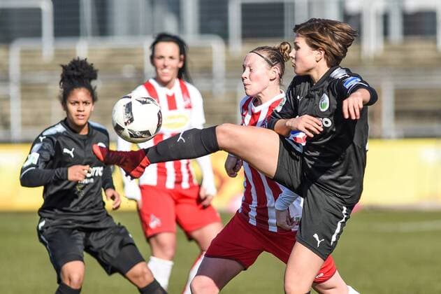 v.li. Romina Frommont (1. FC Köln, 23), Alexandra Emmerling (FFC Frankfurt, 27), Zweikampf, Duell, duel, tackle, Aktion, Action, Fussball, Allianz Frauen-Bundesliga, 1. FC Köln - 1. FFC Frankfurt,
