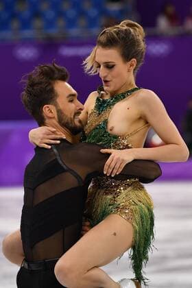Themen der Woche - SPORT PyeongChang 2018 - Highlights der Olympischen Spiele Olympia-Bilder des Tages - SPORT PyeongChang 2018, Busenblitzer bei Eistänzerin Papadakis French pair of Gabriella Papadakis and Guillaume Cizneros suffers a costume malfunction exposing her left breast during the Ice dancing Eistanzen Short Program event at the Pyeongchang 2018 Winter Olympics, at the Gangneung Ice Arena in Gangneung, South Korea, on February 19, 2018.  OLY20180219537 RICHARDxELLIS