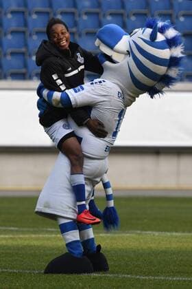 Themen der Woche - SPORT Bilder des Tages - SPORT V.l.n.r. Genoveva Anonma freut sich mit Maskottchen Ennatz ( beide MSV Duisburg ) ueber den Sieg. 18.02.2018 --- Fussball --- 1. Bundesliga --- MSV Duisburg vs SC Freiburg Schauinsland-Reisen-Arena Duis *** V l n r Genoveva Anonma is pleased with mascot Ennatz both MSV Duisburg via the victory 18 02 2018 football 1 Bundesliga MSV Duisburg vs. SC Freiburg Schauinsland travel arena DUIs Copyright: xEIBNER ThomasxThienelx EP_TTL