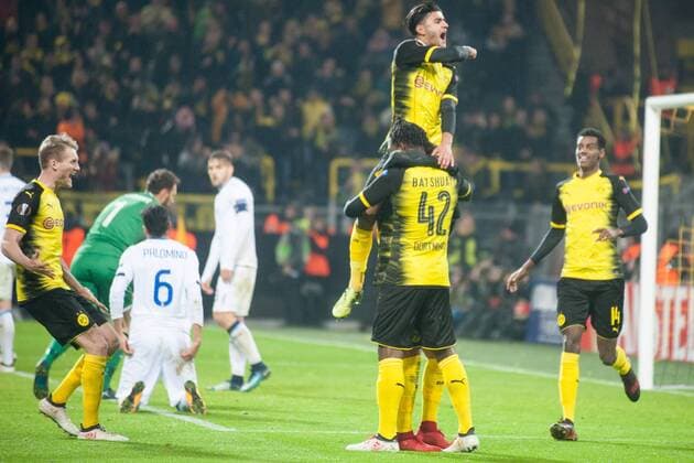 Torschuetze Michy BATSHUAYI ( 42., DO) jubelt mit Mahmoud DAHOUD (li., DO) und Mario GOETZE (Götze, DO) ueber das Tor zur 3:2 Fuehrung fuer Borussia Dortmund, Jubel, jubeln, jubelnd, Freude, cheers, celebrate, Torjubel, Fussball Europa League, Zwischenrunde, Borussia Dortmund (DO) - Atalanta Bergamo (Atalanta), am 15.02.2018 in Dortmund Deutschland. Â