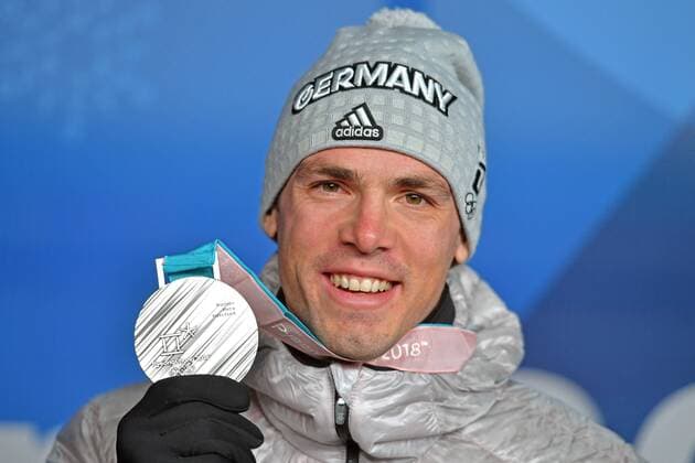 Simon SCHMEPP (GER) mit Silbermedaille,Medaille, Biathlon - Men s 15km Mass Start,Massenstart . Siegerehrung,Victory Ceremony,PyeongChang Olympic Medals Plaza am 19.02.2018. Olympische Winterspiele 2018, vom 09.02. - 25.02.2018 in PyeongChang Suedkorea.