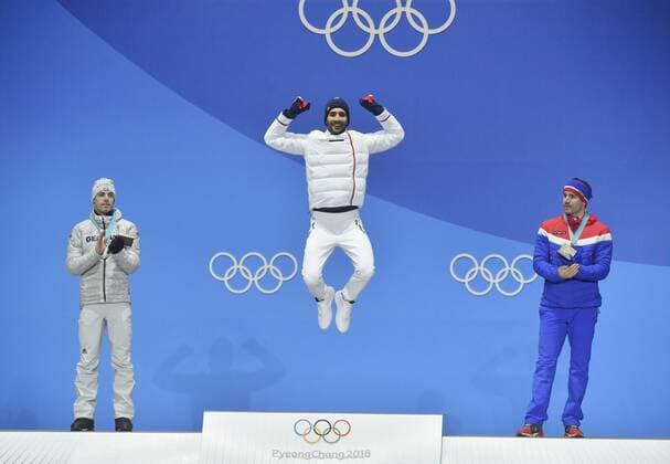 (180219) -- PYEONGCHANG, Feb. 19, 2018 -- Champion Martin Fourcade (C) of France, second-placed Germany s Simon Schempp (L) and third-placed Norway s Emil Hegle Svendsen pose for photos during medal ceremony of men s 15km mass start event of biathlon at the 2018 PyeongChang Winter Olympic Games Olympische Spiele Olympia OS at Medal Plaza, PyeongChang, South Korea, Feb. 19, 2018. ) (SP)OLY-SOUTH KOREA-PYEONGCHANG-BIATHLON-MEN S 15KM MASS START-MEDAL CEREMONY LuixSiuxWai 
