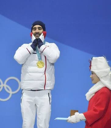 (180219) -- PYEONGCHANG, Feb. 19, 2018 -- Champion Martin Fourcade of France reacts during medal ceremony of men s 15km mass start event of biathlon at the 2018 PyeongChang Winter Olympic Games Olympische Spiele Olympia OS at Medal Plaza, PyeongChang, South Korea, Feb. 19, 2018. ) (SP)OLY-SOUTH KOREA-PYEONGCHANG-BIATHLON-MEN S 15KM MASS START-MEDAL CEREMONY LuixSiuxWai 