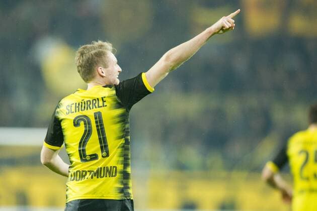 Torschuetze Andre SCHUERRLE (Schürrle, DO) jubelt ueber sein Tor zum 1:0 fuer Borussia Dortmund, Jubel, jubeln, jubelnd, Freude, cheers, celebrate, Torjubel, halbe Figur, Halbfigur, Gestik, Geste, Fussball Europa League, Zwischenrunde, Borussia Dortmund (DO) - Atalanta Bergamo (Atalanta) 3:2, am 15.02.2018 in Dortmund Deutschland. Â