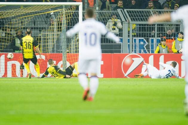 Josip ILICIC (re., Atalanta) schiesst das Tor zum 2:1 fuer Atalanta Bergamo, Aktion, Fussball Europa League, Zwischenrunde, Borussia Dortmund (DO) - Atalanta Bergamo (Atalanta) 3:2, am 15.02.2018 in Dortmund Deutschland. Â
