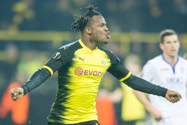 Torschuetze Michy BATSHUAYI (DO) jubelt ueber das Tor zum 2:2 Ausgleich fuer Borussia Dortmund, Jubel, jubeln, jubelnd, Freude, cheers, celebrate, Torjubel, halbe Figur, Halbfigur, Fussball Europa League, Zwischenrunde, Borussia Dortmund (DO) - Atalanta Bergamo (Atalanta) 3:2, am 15.02.2018 in Dortmund Deutschland. Â
