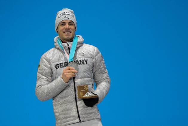 Olympia-Bilder des Tages - SPORT February 19, 2018 - Pyeongchang, South Korea - SIMON SCHEMPP of Germany celebrates getting the silver medal in the Men s 15km Mass Start biathlon event in the PyeongChang Olympic Games Olympische Spiele Olympia OS Pyeongchang 18: Medal Winners - ZUMAl132 20180219_zap_l132_005 Copyright: xChristopherxLevyx