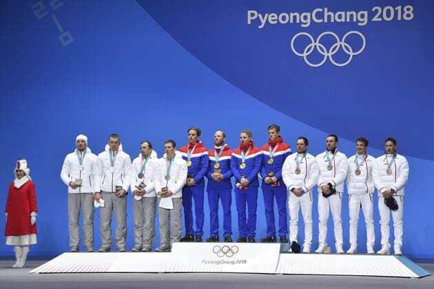 von links: von links: Team OAR RUS, 2. Platz, Silber, Silbermedaille, Silbermedaillengewinner, mit Andrey LARKOV, Alexander BOLSHUNOV, Alexey CHERVOTKIN und Denis SPITSOV, Team Norwegen, NOR, 1. Platz, Goldmedaillengewinner, Gold, Goldmedaille, Olympiasieger, Martin Johnsrud SUNDBY, Johannes Hoesflot KLAEBO, Simen Hegstad KRUEGER und Didrik TOENSETH, NOR, Team Frankreich, FRA, 3. Platz, Bronze, Bronzemedaille, Bronzemedaillengewinner, mit Jean Marc GAILLARD, Maurice MANIFICAT, Clement PARISSE, Adrien BACKSCHEIDER, Jubel, jubelt, Freude, Begeisterung, Emotion, jubeln, cheers, Cross-Country Skiing - Men s 4 x 10km Relay Ski Langlauf, 4 x 10 km Staffel der Maenner Siegerehrung, Victory Ceremony, PyeongChang Olympic Medals Plaza am 18.02.2018. Olympische Winterspiele 2018, vom 09.02. - 25.02.2018 in PyeongChang Suedkorea. Â