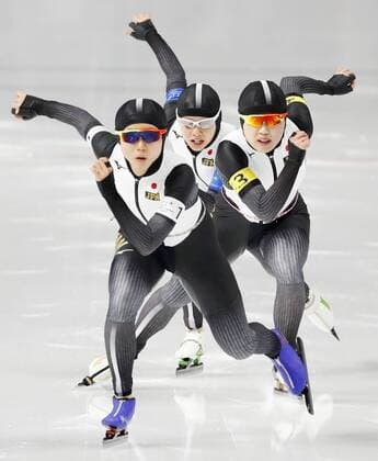 Themen der Woche - SPORT PyeongChang 2018 - Highlights der Olympischen Spiele Olympia-Bilder des Tages - SPORT Pyeongchang Olympics Japanese speed skaters (from L) Miho Takagi, Nana Takagi and Ayano Sato skate in the women s team pursuit quarterfinals at the Pyeongchang Winter Olympics in Gangneung, South Korea, on Feb. 19, 2018. 