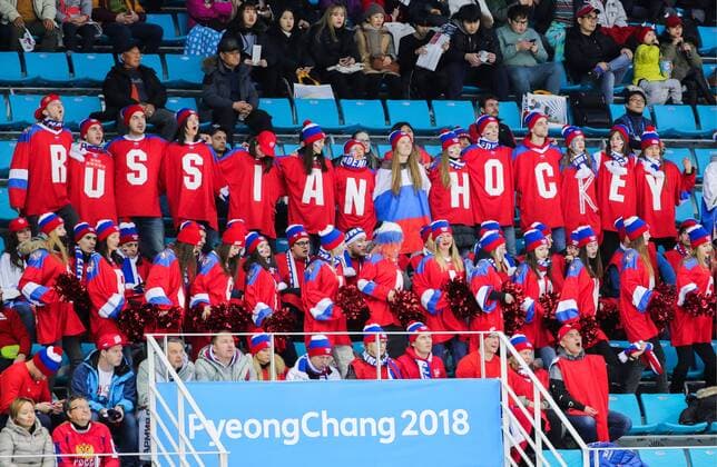 Olympia-Bilder des Tages - SPORT GANGNEUNG, SOUTH KOREA - FEBRUARY 19, 2018: Russian fans attend a women s semifinal Ice hockey Eishockey match between Canada and Olympic Athletes from Russia as part of the 2018 Winter Olympic Games Olympische Spiele Olympia OS at the Gangneung Hockey Centre. Sergei Bobylev TASS  TS074AD9