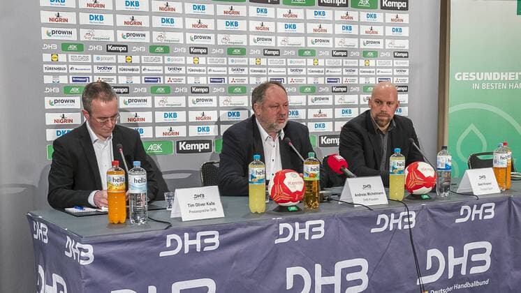 Die Pressekonferenz mit Tim Oliver Kalle, Andreas Michelmann und Axel Kromer (v.l.). Pressekonferenz des DHB zum Thema Ergebnis der Analyse der EHF EURO 2018, 19.02.18 Hannover Niedersachsen Germany Maritim Airport Hotel Copyright: xAgentur54Gradx xFelixxKoenigx