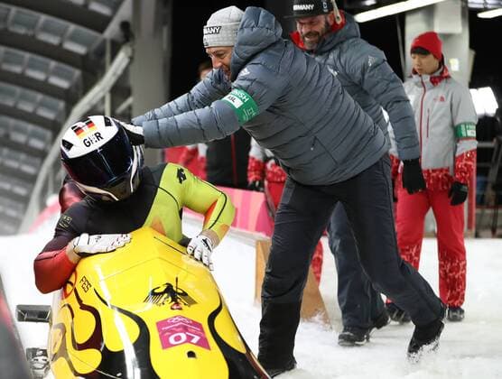 Olympia-Bilder des Tages - SPORT (180219) -- PYEONGCHANG, Feb. 19, 2018 -- Germany s Francesco Friedrich and Thorsten Margis (L) welcome congratulation after finishing 2-man event of bobsleigh at the 2018 PyeongChang Winter Olympic Games Olympische Spiele Olympia OS at Olympic Sliding Centre, PyeongChang, South Korea, Feb. 19, 2018. Johannes Lochner and Christopher Weber claimed champion, together with Canada s Justin Kripps and Alexander Kopacz, in a time of 3:16.86. ) (SP)OLY-SOUTH KOREA-PYEONGCHANG-BOBSLEIGH-2-MAN BaixXuefei 