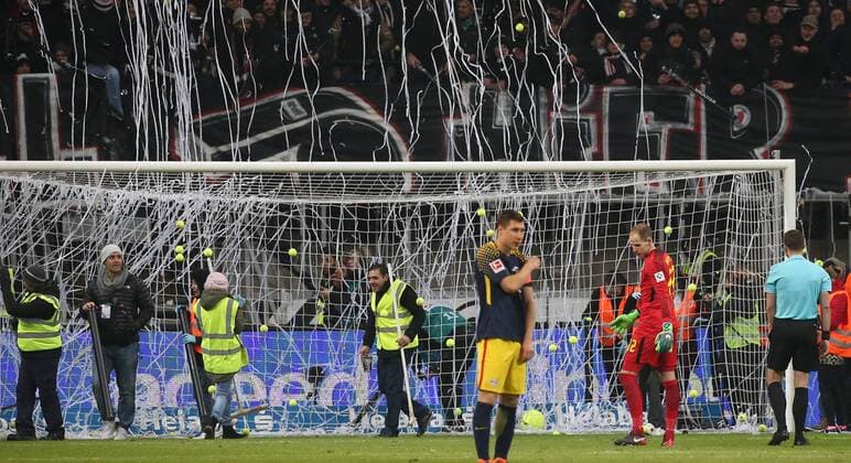 Fußball 1. Bundesliga: Eintracht Frankfurt - RB Leipzig, 23. Spieltag am 19.02.2018 in der Commerzbank Arena Frankfurt, xmdx, eintracht fans feuern zum spielbeginn der zweiten halbzeit luftschlangen und tennisbaelle auf das Spielfeld, Eintracht Frankfurt - RB Leipzig