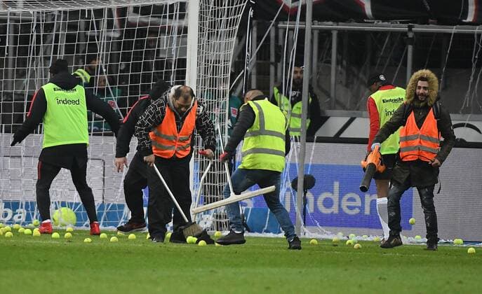 19.02.2018, xpsx, Fussball 1. Bundesliga, Eintracht Frankfurt - RB Leipzig, emspor v.l. zuschauer fans werfen tennisbälle auf den platz sauber mach truppe Frankfurt