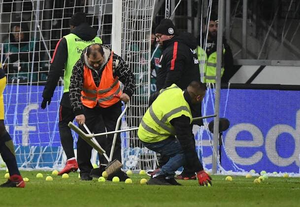 19.02.2018, xpsx, Fussball 1. Bundesliga, Eintracht Frankfurt - RB Leipzig, emspor v.l. zuschauer fans werfen tennisbälle auf den platz sauber mach truppe Frankfurt