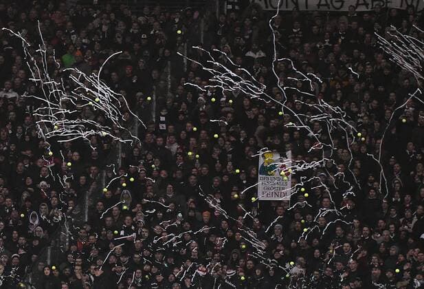 19.02.2018, xpsx, Fussball 1. Bundesliga, Eintracht Frankfurt - RB Leipzig, emspor v.l. zuschauer fans werfen tennisbälle auf den platz sauber mach truppe Frankfurt