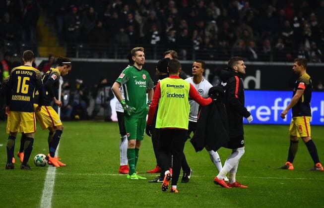 19.02.2018, xjhx, Fussball 1. Bundesliga, Eintracht Frankfurt - RB Leipzig, emspor v.l. Tennisbaelle Proteste Frankfurt