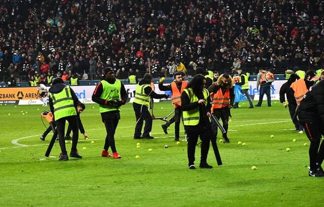 19.02.2018, xjhx, Fussball 1. Bundesliga, Eintracht Frankfurt - RB Leipzig, emspor v.l. Tennisbaelle Proteste Frankfurt