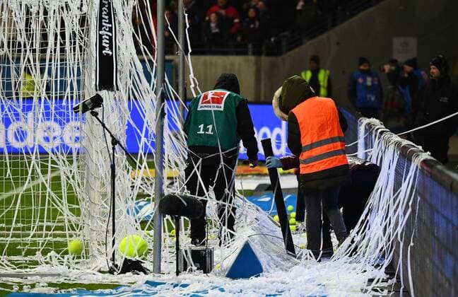 19.02.2018, xjhx, Fussball 1. Bundesliga, Eintracht Frankfurt - RB Leipzig, emspor v.l. Tennisbaelle Proteste Frankfurt