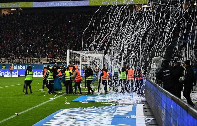 19.02.2018, xjhx, Fussball 1. Bundesliga, Eintracht Frankfurt - RB Leipzig, emspor v.l. Tennisbaelle Proteste Frankfurt