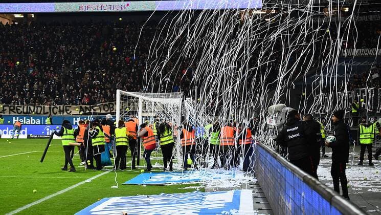 19.02.2018, xjhx, Fussball 1. Bundesliga, Eintracht Frankfurt - RB Leipzig, emspor v.l. Tennisbaelle Proteste Frankfurt