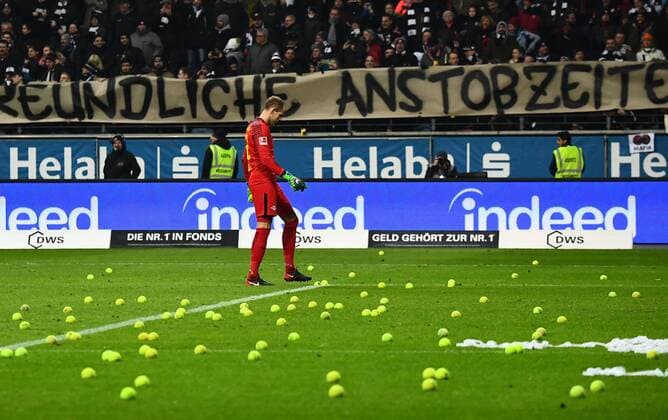 19.02.2018, xjhx, Fussball 1. Bundesliga, Eintracht Frankfurt - RB Leipzig, emspor v.l. Tennisbaelle Proteste 19.02.2018, xjhx, Fussball 1. Bundesliga, Eintracht Frankfurt - RB Leipzig, emspor v.l. Peter Gulacsi (RB Leipzig) Frankfurt
