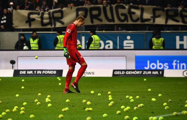 19.02.2018, xjhx, Fussball 1. Bundesliga, Eintracht Frankfurt - RB Leipzig, emspor v.l. Tennisbaelle Proteste Peter Gulacsi (RB Leipzig) Frankfurt