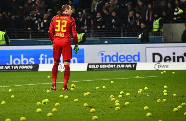 19.02.2018, xjhx, Fussball 1. Bundesliga, Eintracht Frankfurt - RB Leipzig, emspor v.l. Tennisbaelle Proteste Peter Gulacsi (RB Leipzig) Frankfurt