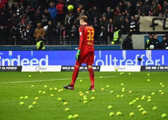 19.02.2018, xjhx, Fussball 1. Bundesliga, Eintracht Frankfurt - RB Leipzig, emspor v.l. Tennisbaelle Proteste Peter Gulacsi (RB Leipzig) Frankfurt