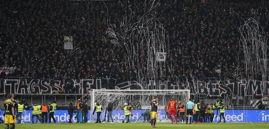 Fußball 1. Bundesliga: Eintracht Frankfurt - RB Leipzig, 23. Spieltag am 19.02.2018 in der Commerzbank Arena Frankfurt, xmdx, eintracht fans feuern zum spielbeginn der zweiten halbzeit luftschlangen und tennisbaelle auf das Spielfeld, Eintracht Frankfurt - RB Leipzig