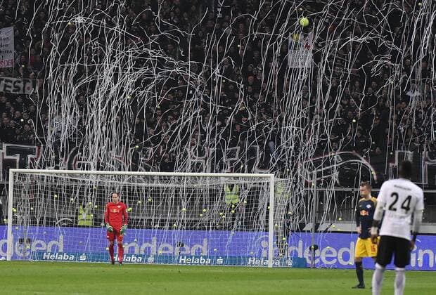 Bilder des Tages - SPORT 19.02.2018, xpsx, Fussball 1. Bundesliga, Eintracht Frankfurt - RB Leipzig, emspor v.l. zuschauer fans werfen tennisbälle auf den platz sauber mach truppe Spieler stehen auf dem Feld Frankfurt