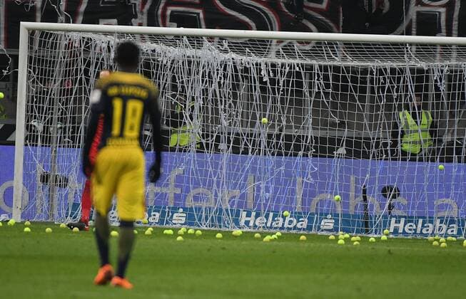 19.02.2018, xpsx, Fussball 1. Bundesliga, Eintracht Frankfurt - RB Leipzig, emspor v.l. zuschauer fans werfen tennisbälle auf den platz sauber mach truppe Spieler stehen auf dem Feld Ademola Lookman (RB Leipzig) Frankfurt