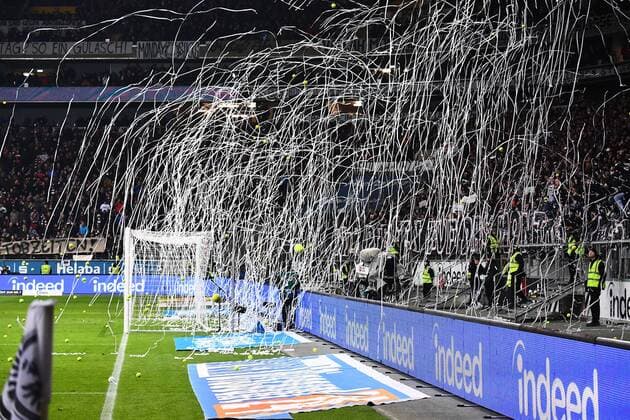 19.02.2018, xjhx, Fussball 1. Bundesliga, Eintracht Frankfurt - RB Leipzig, emspor v.l. Tennisbaelle Proteste Peter Gulacsi (RB Leipzig) Frankfurt